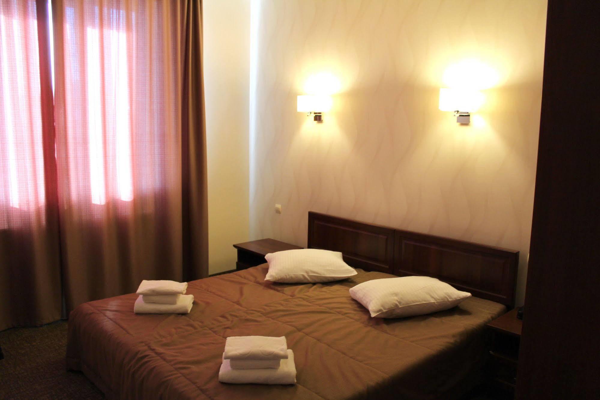 Maria Garden Hotel & Restaurant Ivano-Frankivsk Exterior photo